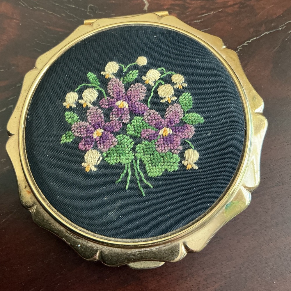 vintage Stratton "Queen Convertible" powder compact, likely from the 1950s o